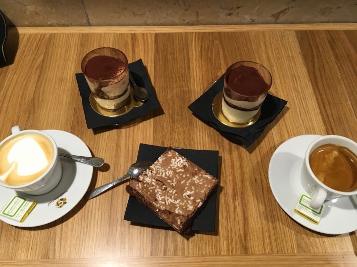 Eataly Roma'da tatlılarımızın yanına cappuccino ve espresso söylemiştik...